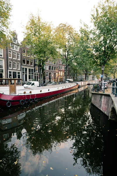 Colpo Verticale Una Barca Nel Canale Nella Città Amsterdam Paesi — Foto Stock