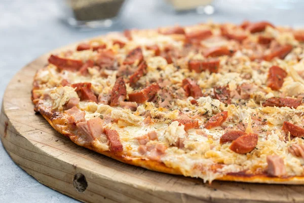 Close Uma Deliciosa Pizza Com Salsichas Fatiadas Queijo Derretido Uma — Fotografia de Stock