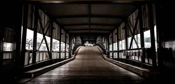 Metal Çatıyla Kaplı Tahta Bir Köprü — Stok fotoğraf