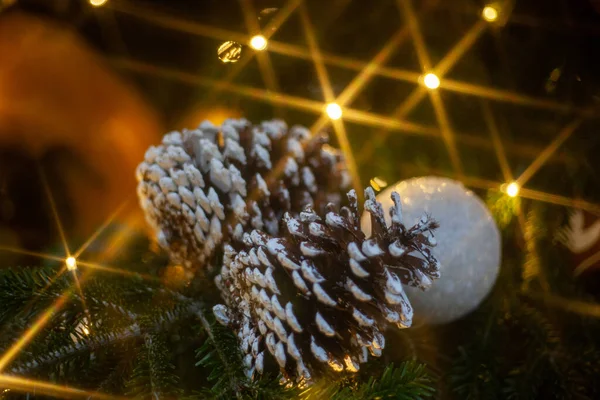 Een Close Shot Van Dennenappels Lichten Versieren Een Kerstboom — Stockfoto