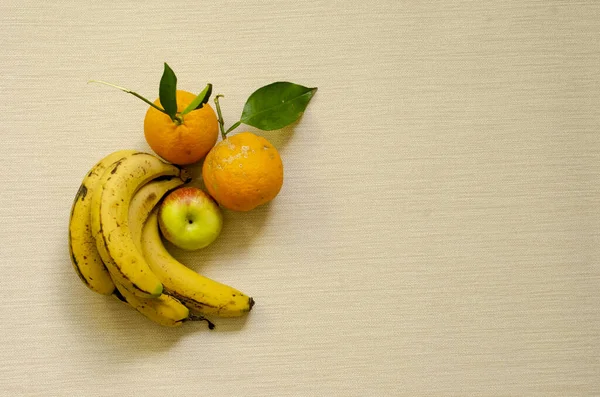 Tiro Colocação Chato Bananas Maduras Laranjas Uma Maçã Uma Superfície — Fotografia de Stock