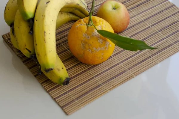 Egy Közelkép Érett Banánról Egy Narancs Egy Alma Egy Bambuszalátéten — Stock Fotó