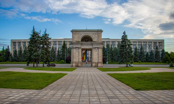 Arco Triunfal Chisinau Casa Governo Sob Luz Sol Moldávia — Fotografia de Stock