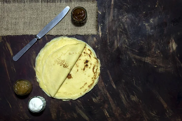 Una Vista Superior Deliciosos Panqueques Con Chocolate Mermelada Leche Caramelo — Foto de Stock