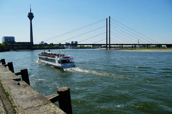 Duesseldorf Alemania Abr 2019 Barco Crucero Por Río Rin Día — Foto de Stock