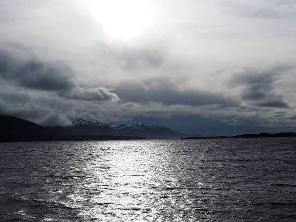 在阴天 暴风雨前的平静 令人叹为观止的平静湖景 — 图库照片