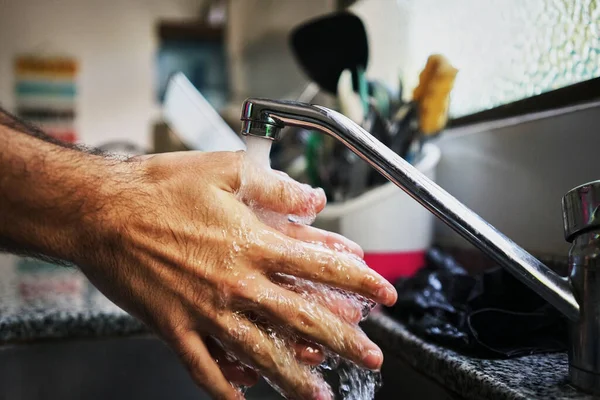 Detailní Záběr Člověka Jak Myje Ruce Dřezu Kuchyni — Stock fotografie