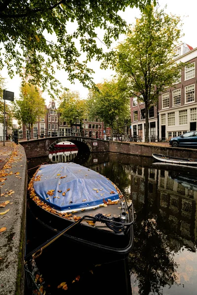 荷兰阿姆斯特丹市运河中的一艘船的垂直镜头 — 图库照片