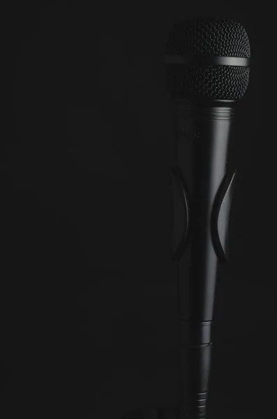 Gros Plan Vertical Microphone Noir Sur Fond Noir — Photo