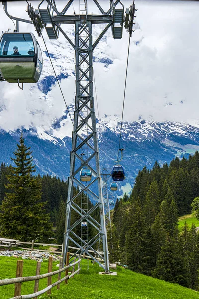 这幅图片显示了缆车在瑞士格林德沃德的山上上下爬升 — 图库照片