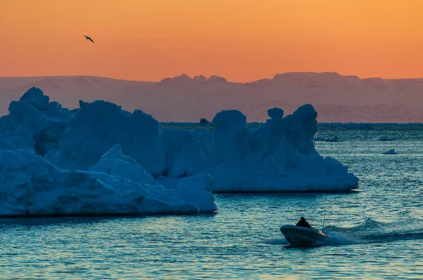 Grönland Gün Batımında Yakalanan Buzdağlarının Yakınındaki Bir Teknede Güzel Bir — Stok fotoğraf