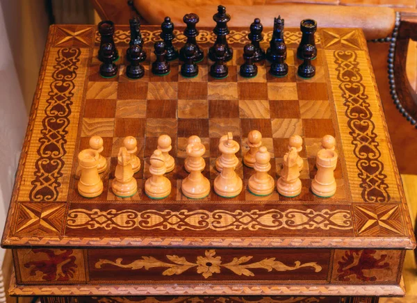 Снимок Крупным Планом Деревянной Шахматной Доски Размещенными Фигурами — стоковое фото