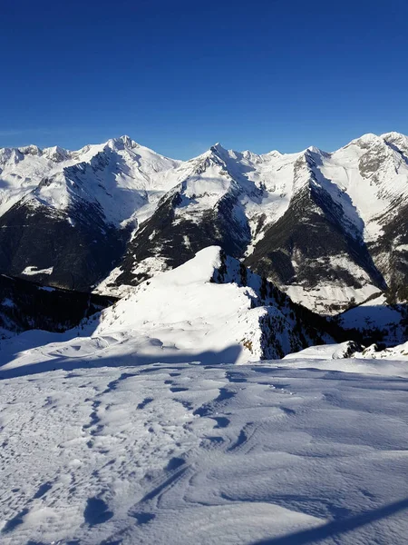 雪に覆われた山の風景の美しいショット — ストック写真
