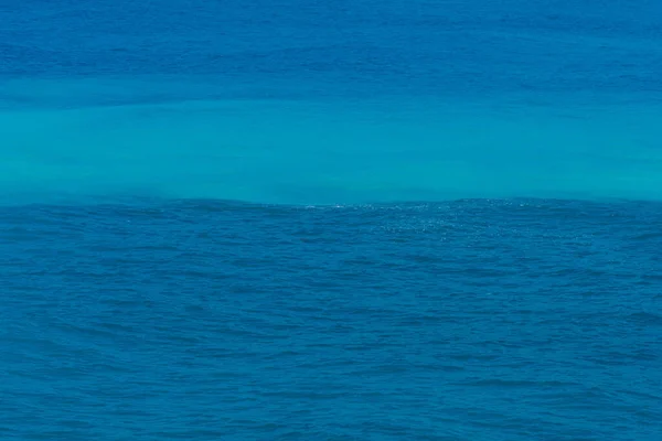 ターコイズブルーの海の魅惑的な景色 — ストック写真