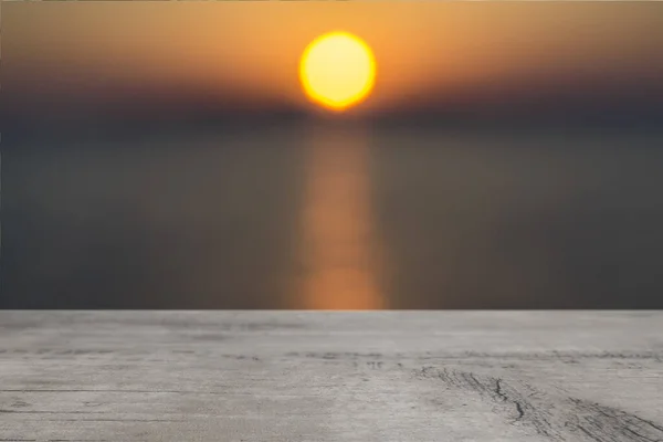 Denizde Bulanık Bir Günbatımının Arka Planında Ahşap Bir Yüzey — Stok fotoğraf