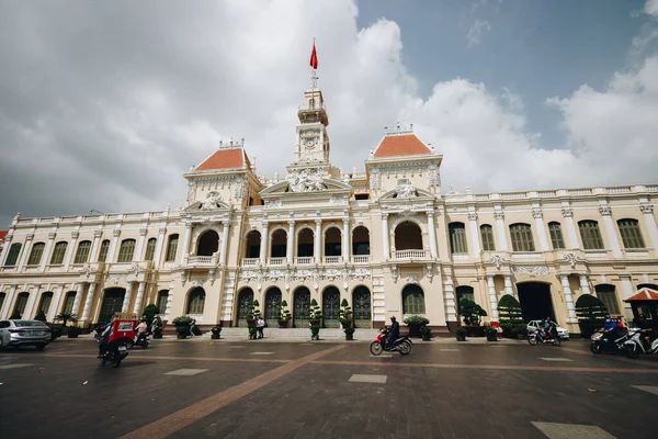 Μια Χαμηλή Γωνία Του Δημαρχείου Chi Minh Κάτω Από Ένα — Φωτογραφία Αρχείου