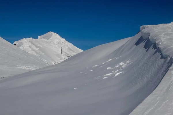 Una Vetta Ricoperta Neve Bianca Inverno — Foto Stock