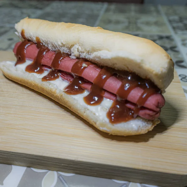 Una Toma Selectiva Hot Dog Servida Una Tabla Madera Rematada —  Fotos de Stock