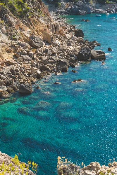 Tiro Vertical Agua Turquesa Una Playa Rocosa Ibiza Perfecto Para —  Fotos de Stock