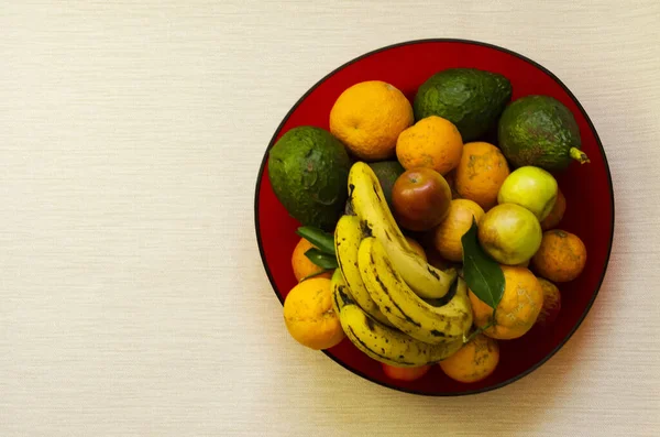 Diferentes Frutas Maduras Plato Rojo —  Fotos de Stock