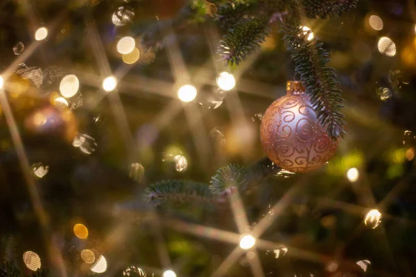 Een Close Shot Van Een Kerstboom Ornament Omringd Door Bokeh — Stockfoto