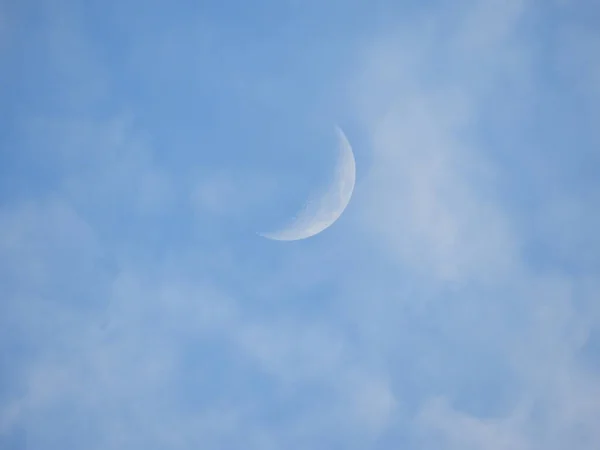 雲が立ち並ぶ青空の下での四分の一月の美しい景色 — ストック写真