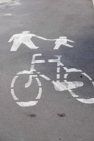 自転車道や歩道の路面標示 — ストック写真