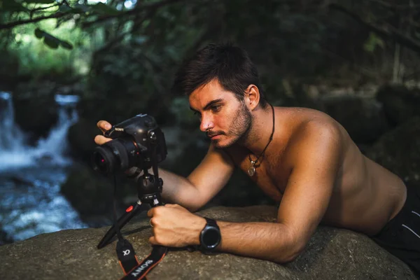 西班牙卡迪兹市Majaceite河畔 一名男性 手持专业摄影相机 — 图库照片