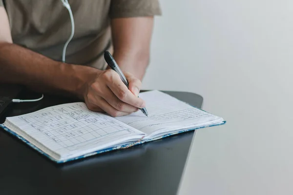 Een Close Shot Van Mannelijke Hand Schrijven Een Notebook — Stockfoto