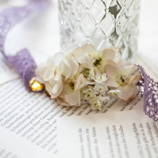 Primer Plano Flores Blancas Encajes Páginas Libros Con Fondo Borroso — Foto de Stock