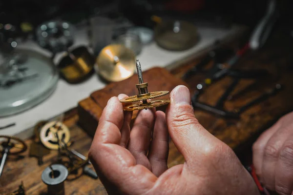 時計を修理しようとする男性の高角度ショット — ストック写真