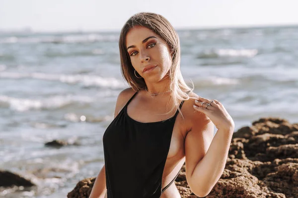 Retrato Femenino Sexy Traje Baño Sobre Fondo Mar — Foto de Stock