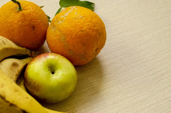 Primer Plano Plátanos Maduros Naranjas Una Manzana Sobre Una Superficie —  Fotos de Stock