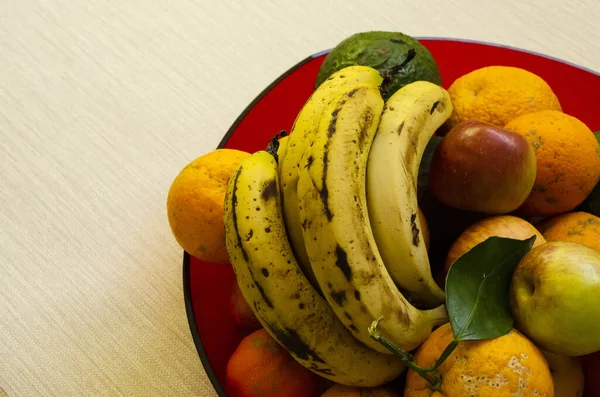 Tiro Close Frutas Maduras Diferentes Uma Placa Vermelha — Fotografia de Stock