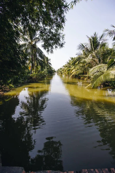 Eine Vertikale Aufnahme Des Flusses Vietnam Der Nähe Von Halong — Stockfoto