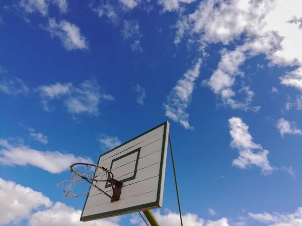 Nízký Úhel Záběru Basketbalového Backboardu Pod Zataženou Oblohou — Stock fotografie