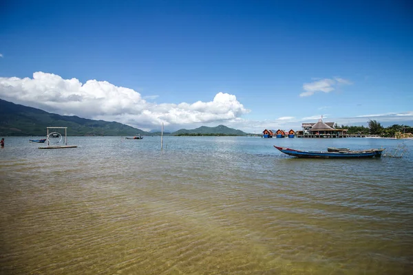 Een Plas Vakantieoord Bij Lang Vietnam Met Boten Hutten Onder — Stockfoto