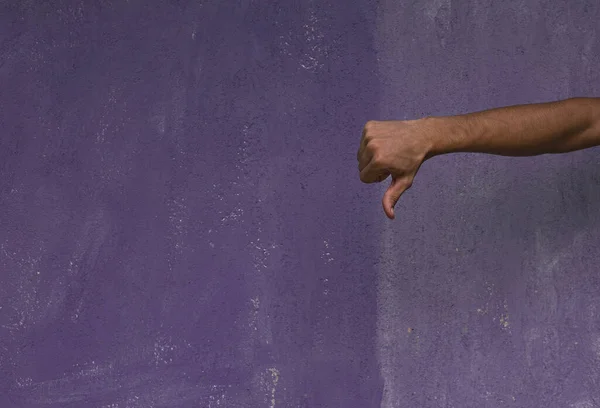 Крупним Планом Людина Робить Жест Великого Пальця Фіолетовому Фоні — стокове фото