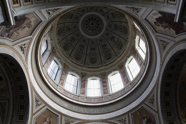 ハンガリーのエステルゴム大聖堂の低角度ショット — ストック写真
