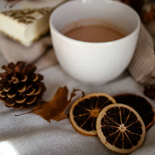 Eine Nahaufnahme Einer Tasse Heißer Schokolade Auf Dem Tisch Mit — Stockfoto