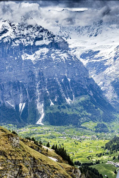 Eine Schöne Vertikale Aufnahme Der Verschneiten Alpen Und Grünen Täler — Stockfoto