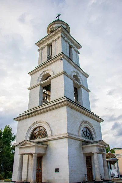 摩尔多瓦基希讷乌基督降生大教堂钟楼的低角景观 — 图库照片