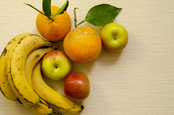 Tiro Colocação Plana Bananas Maduras Laranjas Maçãs Uma Superfície Bege — Fotografia de Stock