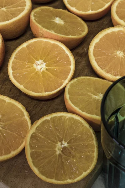 Vertikální Záběr Čerstvě Polovičatých Pomerančů Dřevěném Povrchu — Stock fotografie