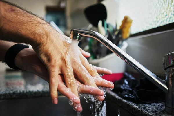 Een Close Shot Van Een Persoon Wassen Handen Wasbak Keuken — Stockfoto