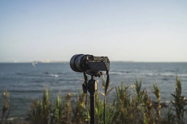 Tiro Seletivo Foco Uma Câmera Que Captura Beleza Mar — Fotografia de Stock