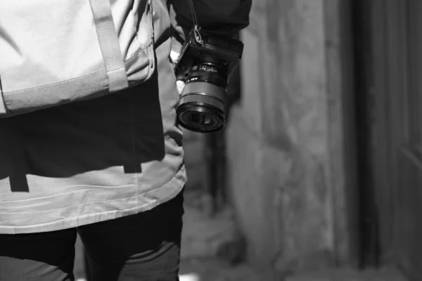 Сірий Знімок Фотографа Фотоапаратом Рюкзаком Під Сонячним Світлом Розмитим Тлом — стокове фото
