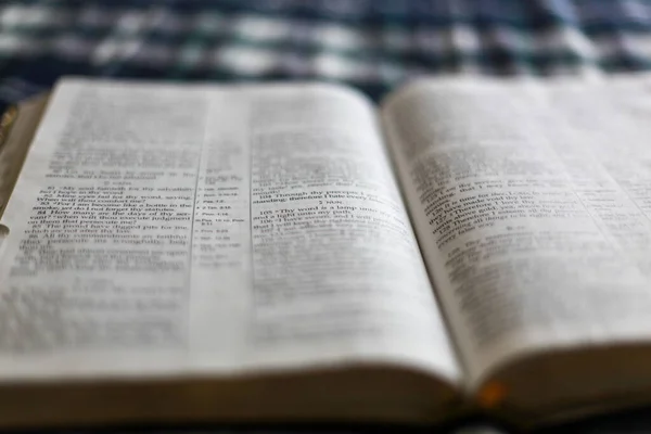 Ένα Κοντινό Πλάνο Γραμμική Κλίση Της Ανοιχτής Αγίας Γραφής — Φωτογραφία Αρχείου