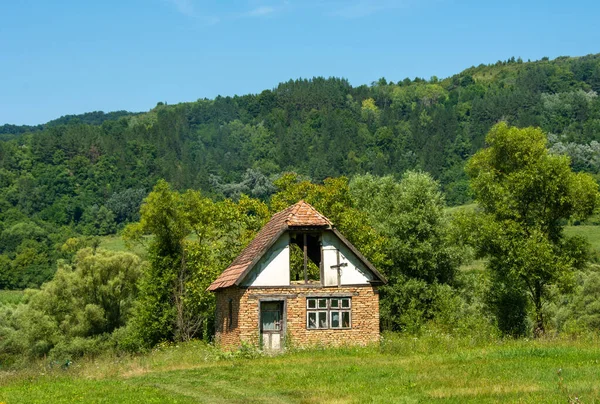 Ein Altes Verlassenes Haus Auf Einem Feld Umgeben Von Grünen — Stockfoto