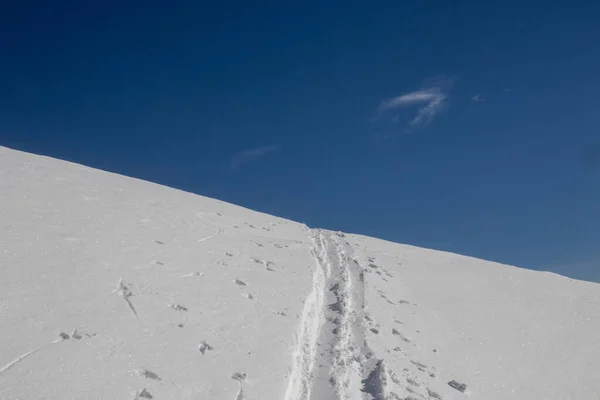 Ein Mit Weißem Schnee Bedeckter Berggipfel Mit Spuren Winter — Stockfoto